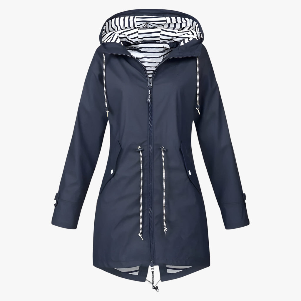 Veste imperméable femme bleu marine avec capuche rayée, cordons ajustables et fermeture éclair. Mode pluie élégante et fonctionnelle.