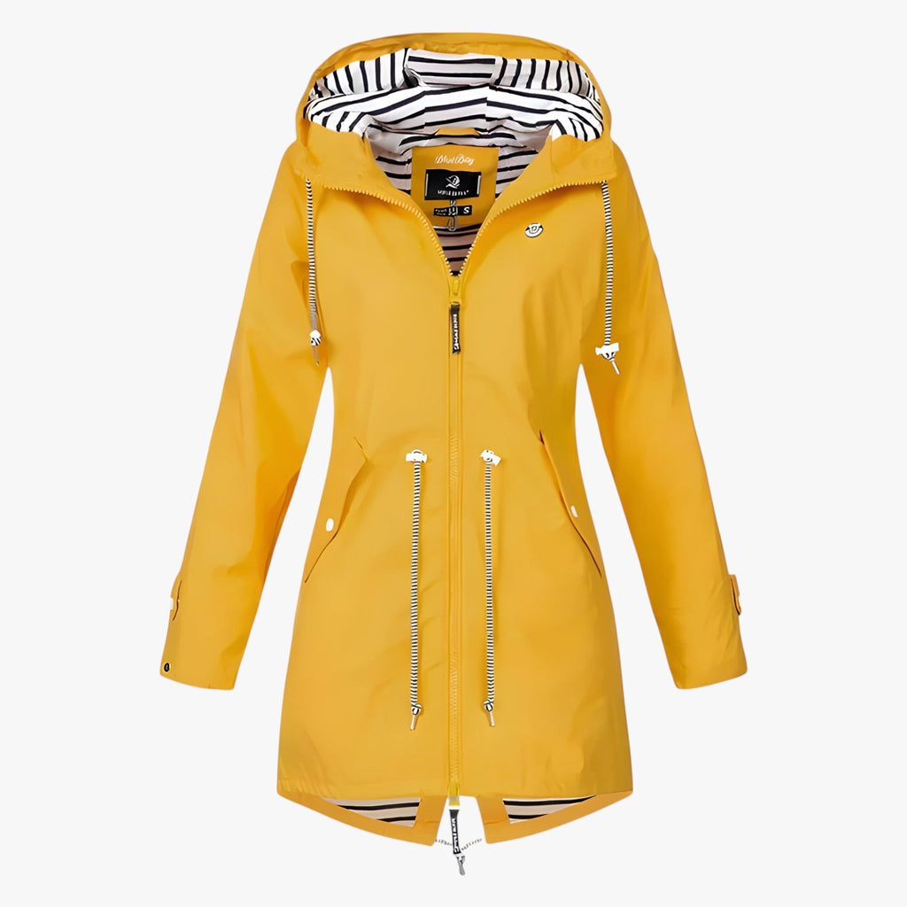 Parka imperméable jaune pour femme avec capuche, doublure rayée, fermeture éclair, cordons ajustables. Mode automne, vêtement pluie élégant.