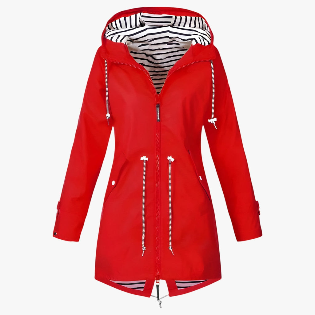Veste imperméable rouge avec capuche, doublure rayée, cordons ajustables et fermeture éclair, idéale pour la mode féminine et les jours de pluie.