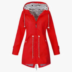 Veste imperméable rouge avec capuche, doublure rayée, cordons ajustables et fermeture éclair, idéale pour la mode féminine et les jours de pluie.
