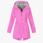 Veste imperméable rose pour femme avec capuche, doublure rayée, fermeture éclair, cordons ajustables. Mode féminine, manteau de pluie tendance.
