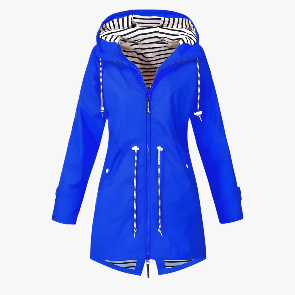 Veste imperméable bleue pour femme avec capuche, doublure rayée, fermeture éclair, cordons ajustables. Mode féminine, manteau pluie élégant.
