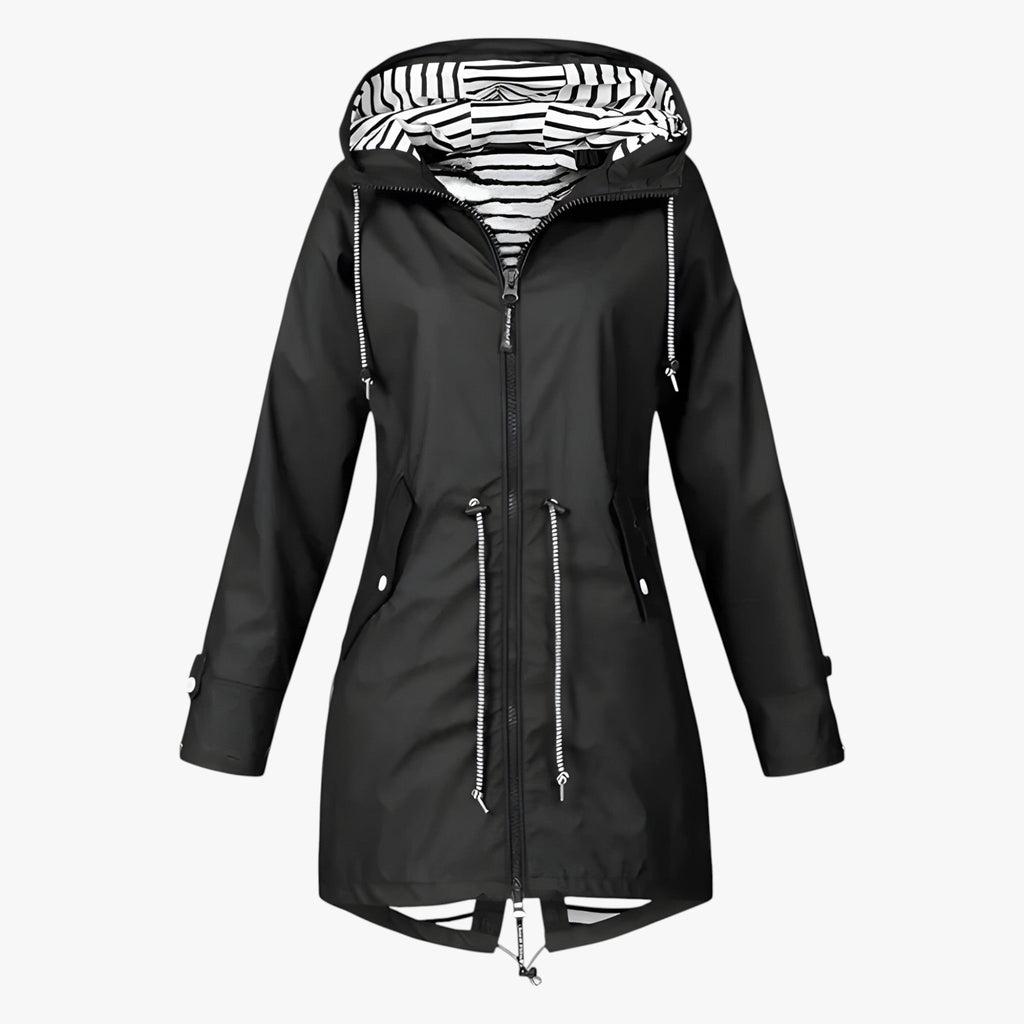 Parka imperméable noire avec capuche, doublure rayée, cordons ajustables, fermeture éclair, idéale pour la pluie. Mode femme, manteau tendance.