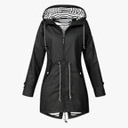 Parka imperméable noire avec capuche, doublure rayée, cordons ajustables, fermeture éclair, idéale pour la pluie. Mode femme, manteau tendance.