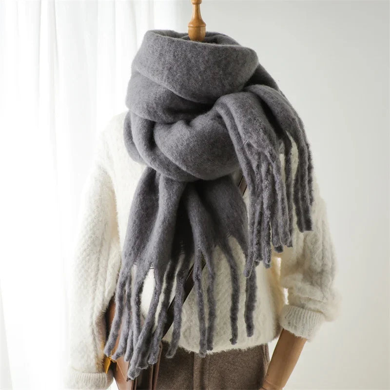 Echarpe de luxe en cachemire pour dames avec gros pompons pour le style et le confort en hiver