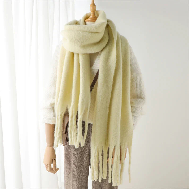 Echarpe de luxe en cachemire pour dames avec gros pompons pour le style et le confort en hiver