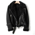 Veste en cuir noir pour femme avec doublure en fourrure, fermetures éclair argentées et ceinture. Style motard, tendance et chic.