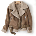 Veste en cuir marron avec doublure en fourrure, fermetures éclair argentées et ceinture, suspendue sur un cintre en bois. Mode hiver tendance.