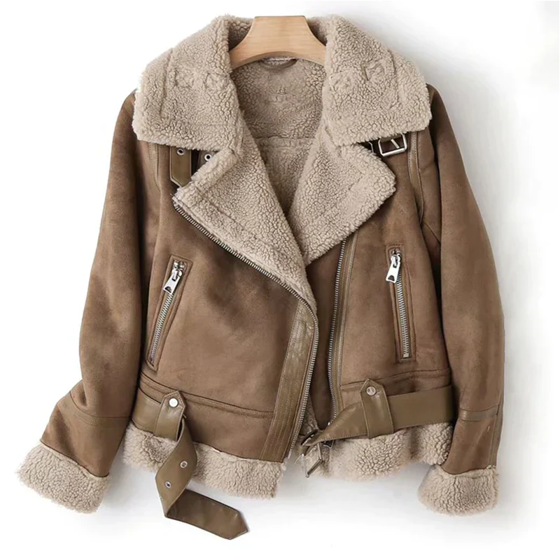 Veste en cuir marron avec doublure en fourrure, fermetures éclair argentées et ceinture, suspendue sur un cintre en bois. Mode hiver tendance.