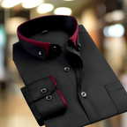 Chemise noire élégante avec col et poignets bordeaux, boutons argentés, sur fond flou. Mode masculine, vêtement chic, style moderne.