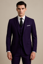 Homme en costume violet élégant, cravate noire, chemise blanche, pose formelle. Mode masculine, style sophistiqué, tenue de soirée.