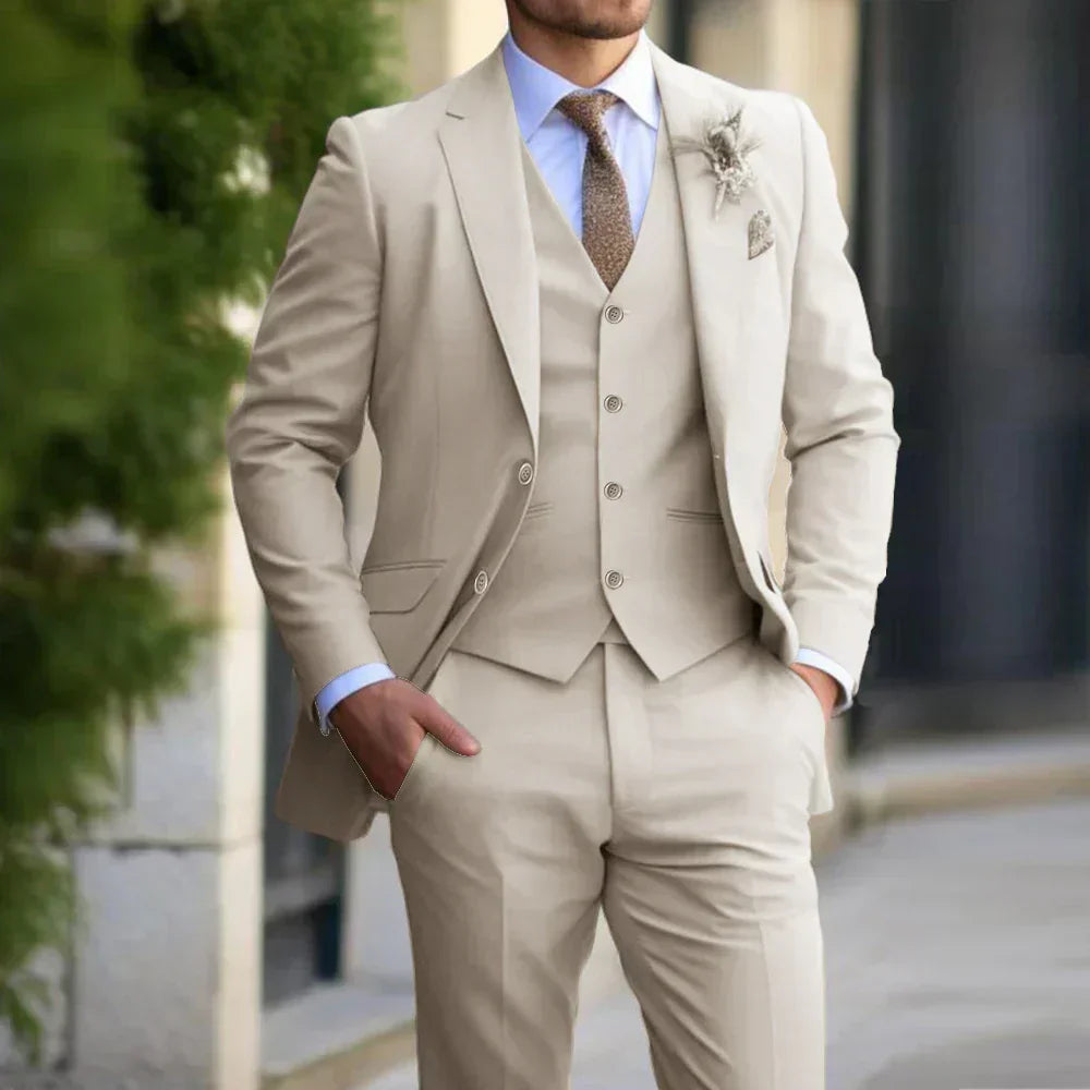 Costume beige élégant pour homme avec gilet et cravate marron, parfait pour mariage ou événement formel, style moderne et raffiné.