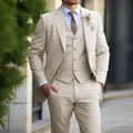 Costume beige élégant pour homme avec gilet et cravate marron, parfait pour mariage ou événement formel, style moderne et raffiné.