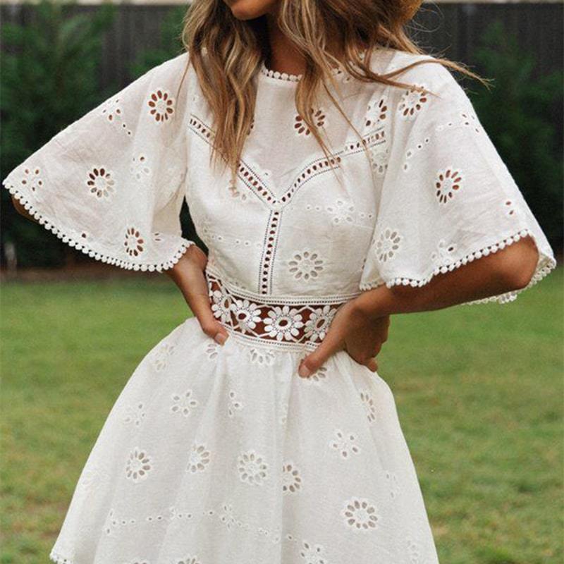 Robe courte dentelle à manches courtes col rond dos nu
