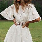 Robe courte dentelle à manches courtes col rond dos nu