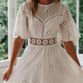 Mini robe sexy à décor de pompons et dos nu