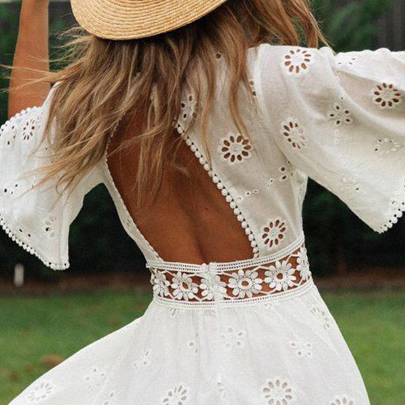 Robe courte dentelle à manches courtes col rond dos nu