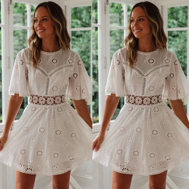 Robe courte dentelle à manches courtes col rond dos nu