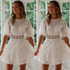 Robe courte dentelle à manches courtes col rond dos nu