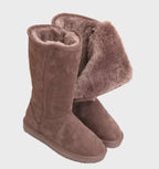 Bottes en daim marron avec doublure en fourrure, style hiver, confortables et chaudes, idéales pour temps froid. Mode féminine, chaussures tendance.