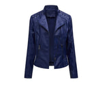 Veste en cuir bleu pour femme avec fermeture éclair, détails lacés aux épaules, style motard moderne. Mode féminine, tendance automne-hiver.