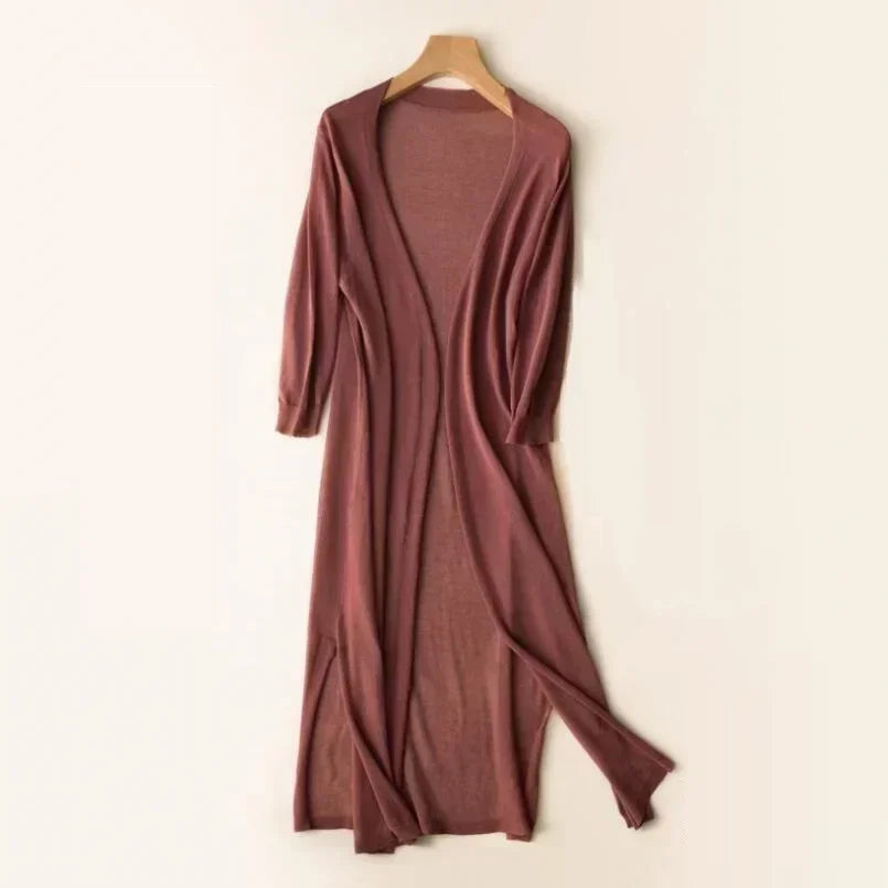 Robe longue en maille marron sur cintre, manches longues, style décontracté, idéale pour l'automne. Mode féminine élégante et confortable.