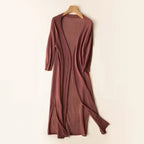 Robe longue en maille marron sur cintre, manches longues, style décontracté, idéale pour l'automne. Mode féminine élégante et confortable.