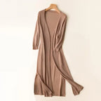 Robe longue en maille beige sur cintre, manches longues, style décontracté, idéale pour l'automne. Mode féminine élégante et confortable.