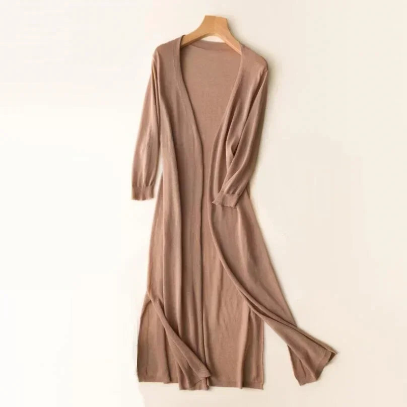 Robe longue en maille beige sur cintre, manches longues, style décontracté, idéale pour l'automne. Mode féminine élégante et confortable.