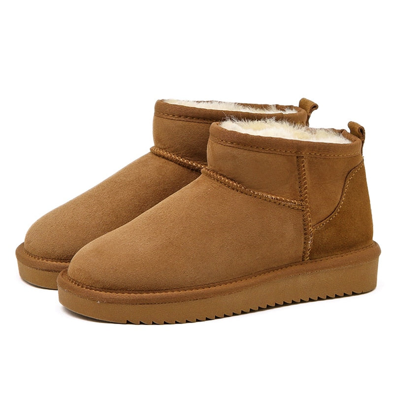 Bottes en daim marron pour femme avec doublure en fourrure, semelle antidérapante. Chaussures d'hiver confortables et chaudes.