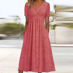 Robe longue rose à manches courtes avec poches, col en V croisé, style décontracté pour femme, idéale pour l'été et les occasions informelles.