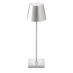 Lampe de table moderne en métal argenté, design minimaliste, abat-jour conique, base carrée, éclairage intérieur élégant, décoration contemporaine.