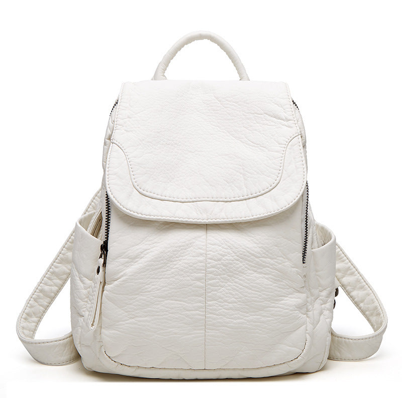 Sac à dos blanc élégant en cuir, design moderne avec poches latérales zippées, idéal pour la mode urbaine et le voyage. Accessoire tendance.
