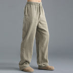 Pantalon ample en lin beige pour homme, taille élastique, poches latérales, style décontracté. Mode masculine, confort, vêtements légers.