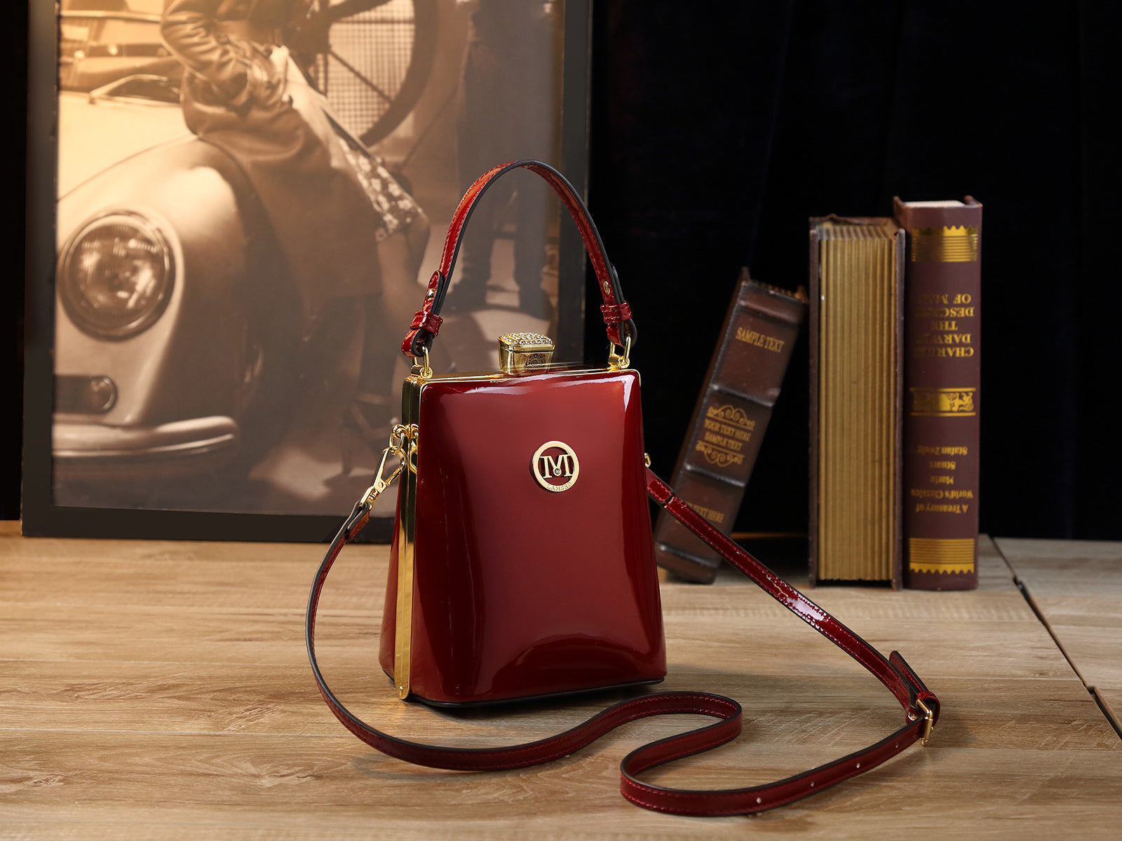 Sac à bandoulière en cuir verni brillant léger et luxueux - Chic&Shines