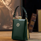 Sac à bandoulière en cuir verni brillant léger et luxueux