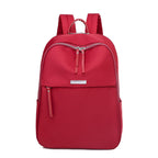 Sac à dos rouge élégant avec fermeture éclair, poches multiples et bretelles ajustables. Idéal pour école, voyage ou usage quotidien.