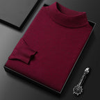 Pull bordeaux en laine plié dans une boîte noire, accompagné d'une montre-bracelet élégante. Mode homme, vêtements d'hiver, accessoires de luxe.