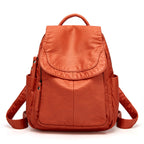 Sac à dos en cuir orange, design moderne, poches latérales, fermeture éclair, idéal pour voyage, école, mode femme, accessoires pratiques.