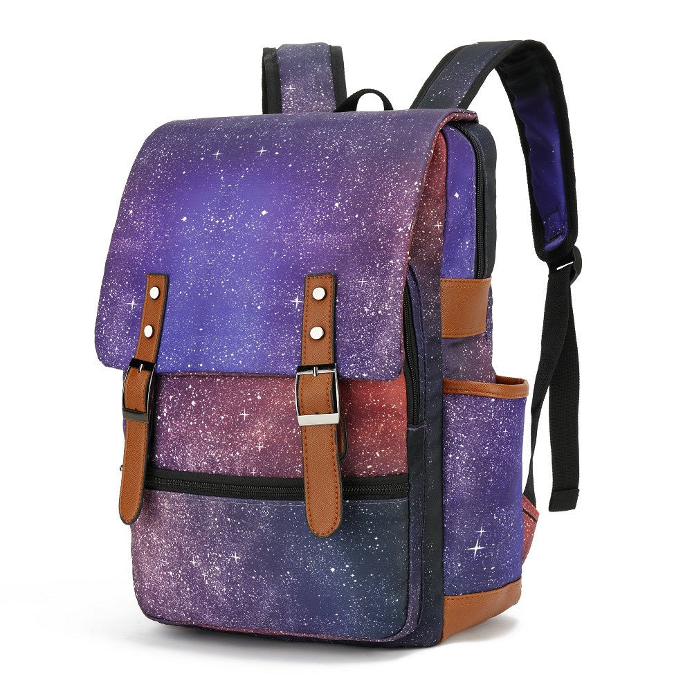 Sac à dos violet galaxie avec bretelles réglables, poches latérales et fermetures à boucle. Design étoilé, idéal pour école ou voyage.
