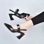 Chaussures à talons noirs élégantes avec bride arrière, design moderne, portées par une personne en pantalon noir. Mode féminine, chaussures tendance.