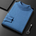 Pull bleu en laine plié dans une boîte noire, accompagné d'une montre-bracelet élégante. Mode masculine, vêtements d'hiver, accessoires de luxe.