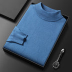Pull bleu en laine plié dans une boîte noire, accompagné d'une montre-bracelet élégante. Mode masculine, vêtements d'hiver, accessoires de luxe.