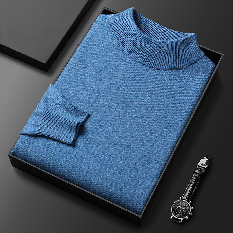 Pull bleu en laine plié dans une boîte noire, accompagné d'une montre-bracelet élégante. Mode masculine, vêtements d'hiver, accessoires de luxe.