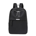 Sac à dos noir élégant avec fermeture éclair argentée, design moderne et minimaliste, idéal pour le travail ou l'école. Accessoire mode pratique.