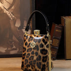 Sac à bandoulière en cuir verni brillant léger et luxueux