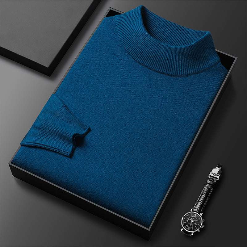 Pull bleu en laine dans une boîte noire sur fond sombre, accompagné d'une montre-bracelet élégante. Mode homme, vêtements de luxe, accessoires.