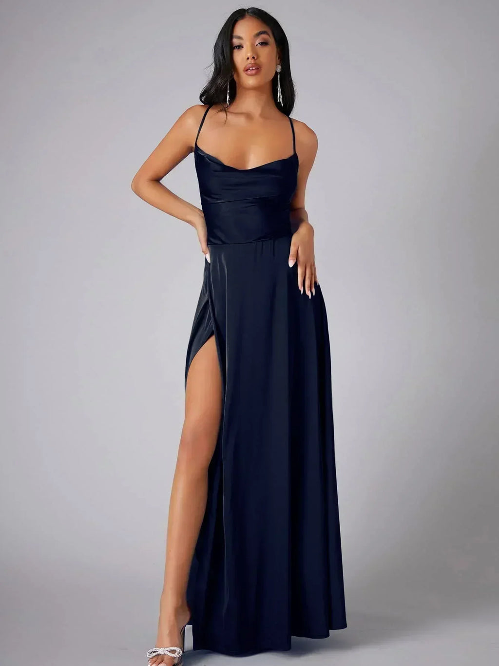 Robe de soirée longue en satin avec décolleté drapé et dos nu