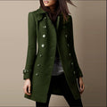 Manteau long vert olive pour femme, style trench-coat, avec boutons doubles et col à revers, mode automne-hiver élégante et tendance.