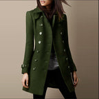 Manteau long vert olive pour femme, style trench-coat, avec boutons doubles et col à revers, mode automne-hiver élégante et tendance.